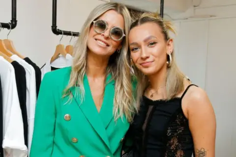 Fabienne Marta Wiśniewska w zielonej marynarce i młoda kobieta w czarnej bluzce z koronką.