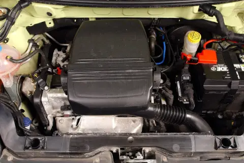 Silnik fiat panda 2, widok z góry. Widać akumulator, zbiorniczek płynu hamulcowego i osłonę silnika.