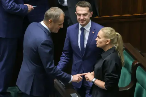 Donald Tusk i inni politycy Platformy Obywatelskiej dyskutują w Sejmie.