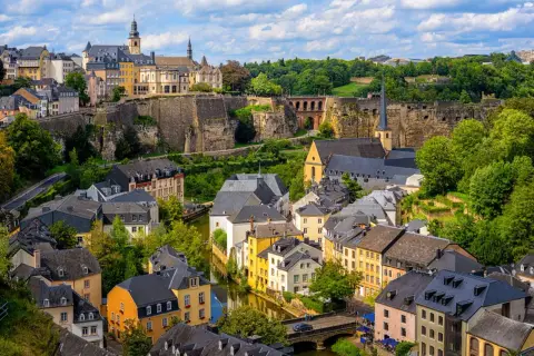 Malownicze miasto Luksemburg, z jego fortyfikacjami i zabytkową architekturą, sprawia, że zastanawiasz się, czy to państwo, czy miasto.