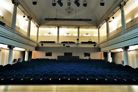 Puste fotele w Teatrze Miejskim w Gliwicach czekają na widzów. Sprawdź repertuar i zarezerwuj bilety na nadchodzące wydarzenia!