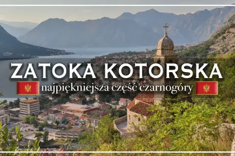 Widok na Zatokę Kotorską, z górami w tle i miastem u podnóża. Na pierwszym planie kamienna wieża kościelna.
