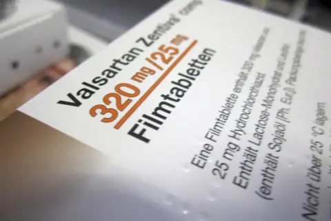 Packung Valsartan Zentiva 320 mg/25 mg Filmtabletten. Enthält Hydrochlorothiazid und Sojaöl.