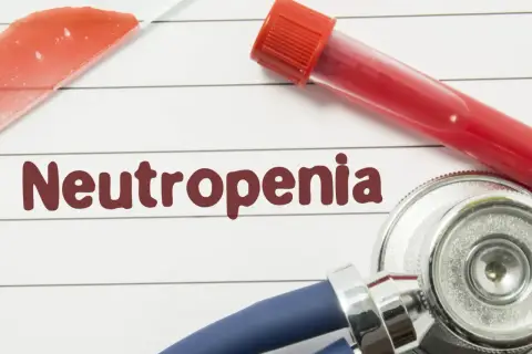 Badanie krwi i stetoskop, słowo "Neutropenia" na papierze.