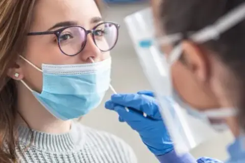 Ile trwa badanie PCR w laboratorium? Poznaj czas oczekiwania na wyniki