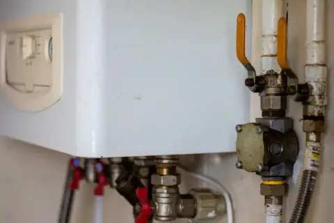 Instalacja pieca gazowego: widok na zawory i przyłącza. Dowiedz się, ile kosztuje instalacja pieca gazowego.