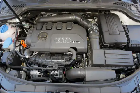 Silnik TFSI z Audi A3 2004. Widoczny jest blok silnika, układ dolotowy i zbiornik płynu chłodzącego.