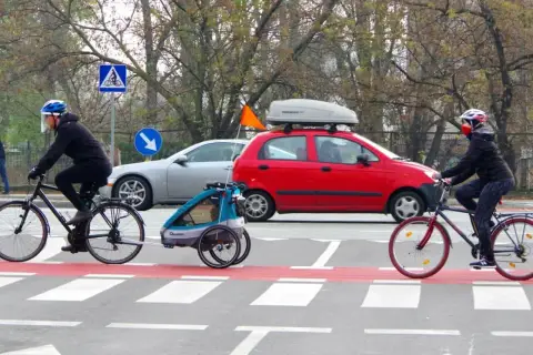 Rowerzyści na pasach, zgodnie z przepisami, mają pierwszeństwo. Samochody powinny ustąpić.