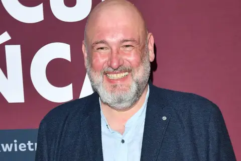 Uśmiechnięty Michał Piela, który z pewnością cieszy się życiem rodzinnym ze swoją żoną i dziećmi.