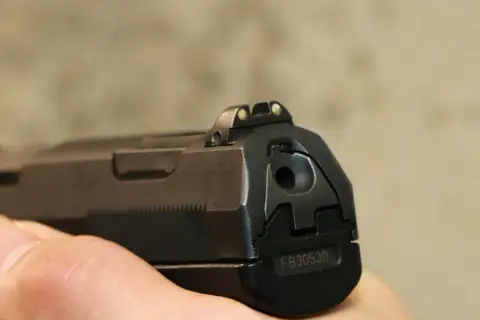Widok z tyłu na pistolet Walther P99 P.A.K. legalny, z widocznymi przyrządami celowniczymi i numerem seryjnym FB30530.