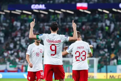Piłkarze Polski świętują bramkę. Lewandowski z numerem 9, Piatek z 23. To właśnie jest mundial!