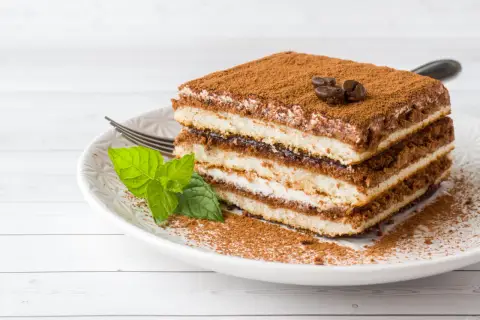 Pyszne ciasta bez nabiału? Odkryj sprawdzone przepisy i zamienniki!