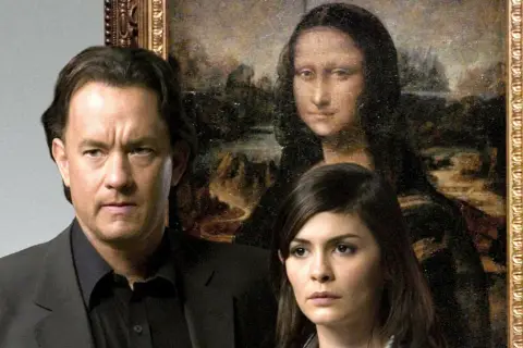Tom Hanks i Audrey Tautou, główni aktorzy z filmu Kod da Vinci, pozują przed obrazem Mona Lisa.