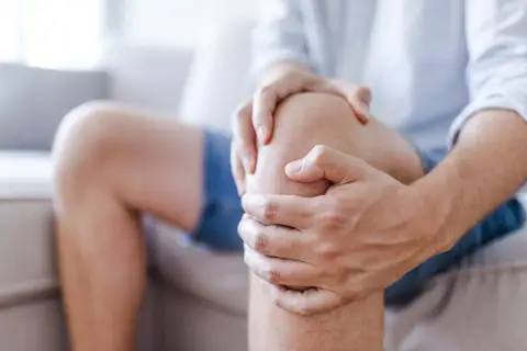 Ból kolana po urazie. Naderwanie więzadła pobocznego kolana może wymagać odszkodowania.