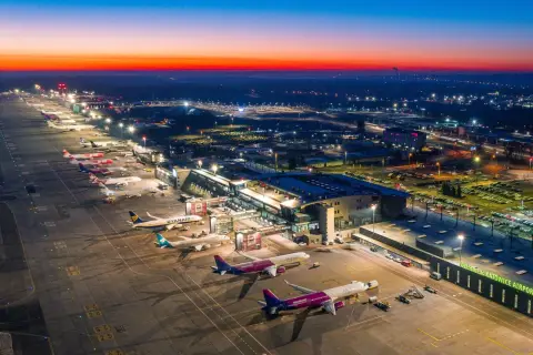 Lotnisko Katowice nocą, samoloty czekają na loty do Brukseli.