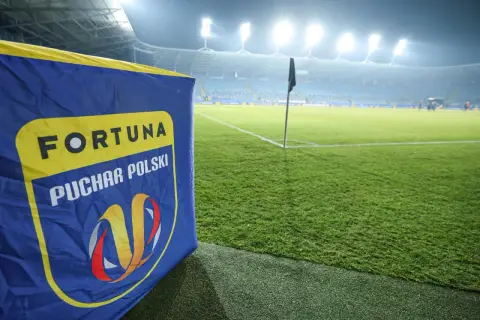 Flaga z logo Fortuna Pucharu Polski na tle stadionu. Czekamy na przebieg: Motor Lublin – Raków Częstochowa.