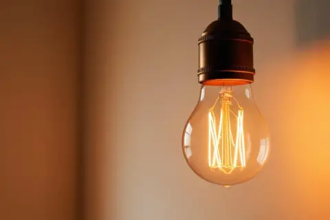 Żarówka z widocznym żarnikiem, z gwintem e14 a e27, świeci ciepłym światłem.