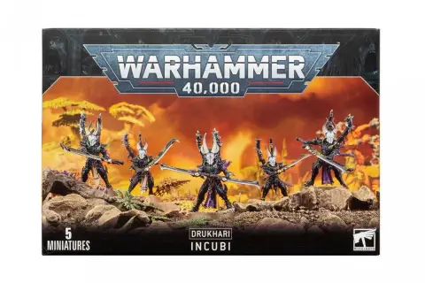 Pięć wojowników Drukhari Incubi, uosobienie mrocznej siły, gotowych do ataku w świecie Warhammer 40,000.