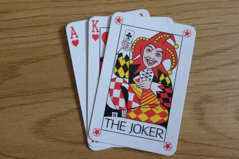 Karty do gry: as, król i joker. Poznaj zasady gry karciane i zacznij grać!