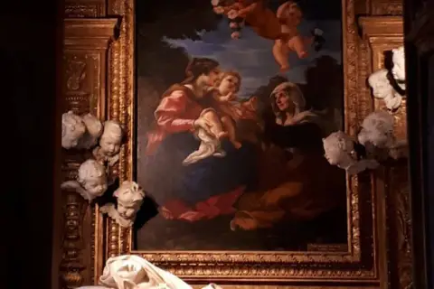 Dipinto con la Beata Albertoni, Maria e Gesù, circondati da putti e decorazioni barocche.