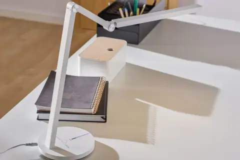 Nowoczesna lampka biurkowa LED, idealna do pracy. Zastanawiasz się, jaka żarówka do lampki biurkowej? Ta lampka ma zintegrowane diody LED.