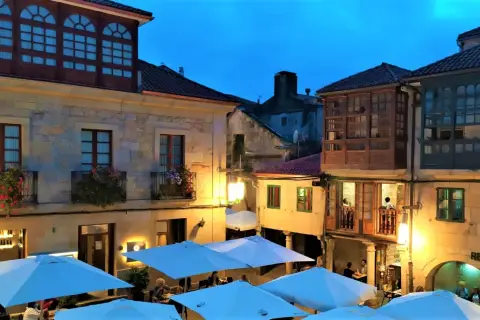 Noche en Pontevedra, ideal para cenar al aire libre. Descubre qué hacer en Pontevedra y disfruta de sus plazas.