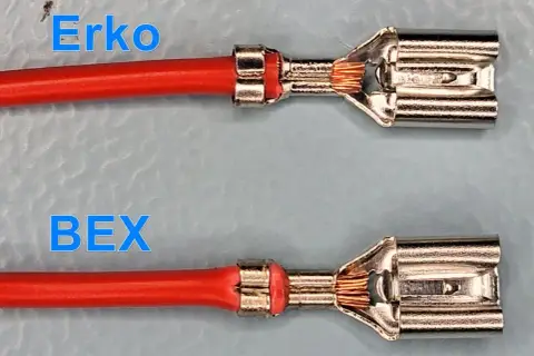 Dwa zaciśnięte konektory kablowe. Górny z napisem "Erko", dolny z "BEX". Pokazują, jak zacisnąć konektor bez zaciskarki.