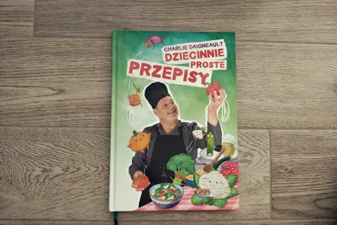 Książka "Dziecinnie proste przepisy" Charlie'ego Daigneaulta. Pokazuje, co może ugotować 10 latka, z zabawnymi warzywami i szefem kuchni.