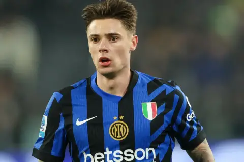 Piłkarz w niebiesko-czarnej koszulce Interu Mediolan, z tarczą Serie A. To właśnie tam gra Zalewski, choć na zdjęciu jest inny zawodnik.