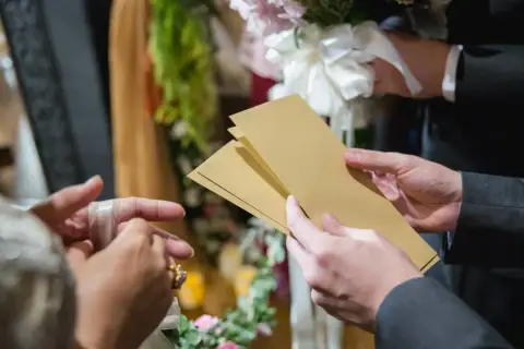 Ile chrzestna daje na wesele? Kwoty, alternatywy i rady bez presji