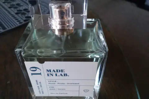 Perfumy MADE IN LAB. 19, odpowiednik o zapachu kwiatowo-owocowo-gourmand, dla kobiet i mężczyzn.