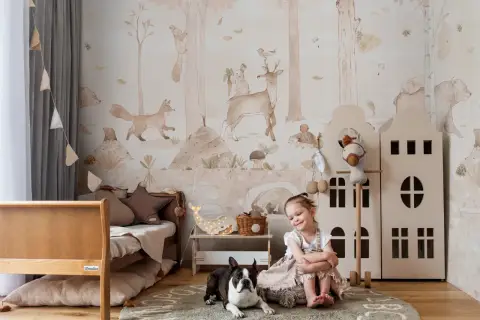 Urocza dziewczynka i piesek na tle tapety zoo z leśnymi zwierzętami.