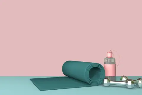 Mata do ćwiczeń, butelka i hantle. Idealny zestaw, by dowiedzieć się, co to przedtreningówka i jak zacząć trening.