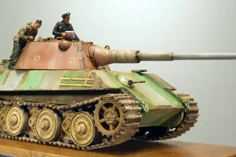 Modell eines Skorpion Panzers mit zwei Figuren. Der Panzer ist detailreich bemalt und mit Schlamm versehen.