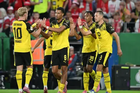 Pięciu piłkarzy Borussii Dortmund w żółtych koszulkach świętuje bramkę. Brandt z numerem 10 na plecach.