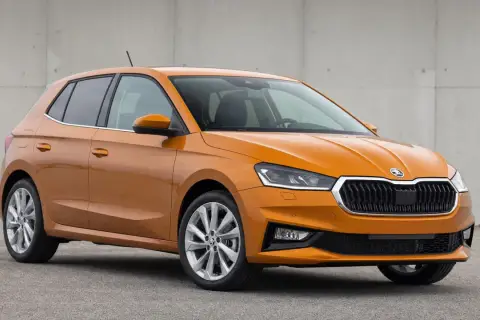Orange Skoda Fabia mit 1.5 TSI Motor. Ein Blick auf das moderne Design, das hoffentlich keine Probleme bereitet.