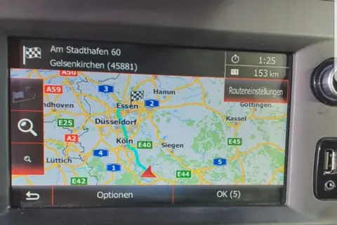 Nawigacja pokazuje trasę do Gelsenkirchen. To **media nav evolution toolbox** w akcji, z czasem 1:25 i dystansem 153 km.