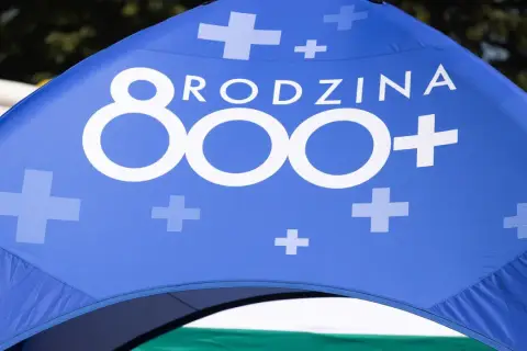 Niebieski namiot z napisem "RODZINA 800+". Program 500+ do kiedy?