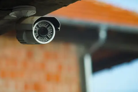 Kamera monitoringu pilnuje posesji. Prywatny monitoring a policja – czy nagrania pomogą w śledztwie?