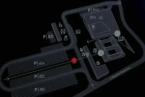 Mapa terenu Muzeum Auschwitz-Birkenau. Wskazuje parkingi, budynki i drogę dojazdową.