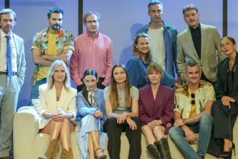 Grupa osób pozuje do zdjęcia. Zastanawiasz się, dlaczego nie obsada?