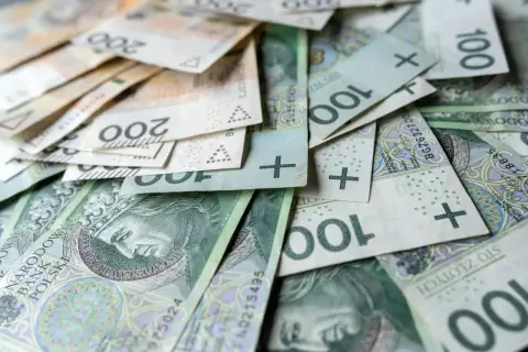 Złotówki na stole. Dlaczego budżet na 2026 rok zakłada rekordowy deficyt mimo wzrostu PKB?