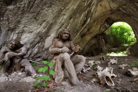 Figury neandertalczyków w jaskini, jakby żywcem wyjęte z historii Ojcowski Park Narodowy. Opinie o tym miejscu są zachwycające.