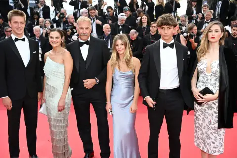 Kevin Costner z dziećmi na czerwonym dywanie.