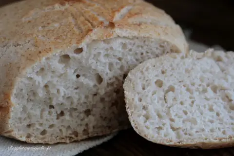 Puszysty, domowy chleb bezglutenowy, który zawsze się udaje. Idealny na kanapki i tosty.