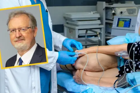 Lekarz w okularach wyjaśnia, co to kolonoskopia, podczas gdy pacjentka jest przygotowywana do zabiegu.