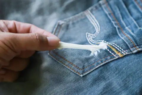 Jak wyczyścić gumę do żucia z ubrania: Skuteczne metody usuwania