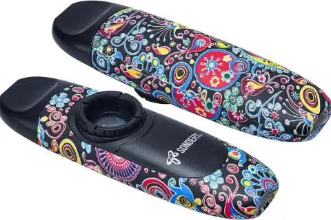 Deux kazoo musique aux motifs psychédéliques colorés sur fond noir. L'un est légèrement au-dessus de l'autre.