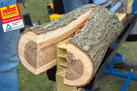 Holzspalter im Test: Ein Holzstamm wird geteilt. Der Woodmax-Spalter zeigt seine Kraft.