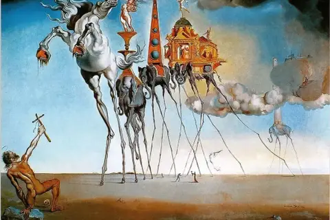 Surrealizm co to? Długonogie słonie i koń unoszą się nad pustynią, a postać z krzyżem wznosi ręce.